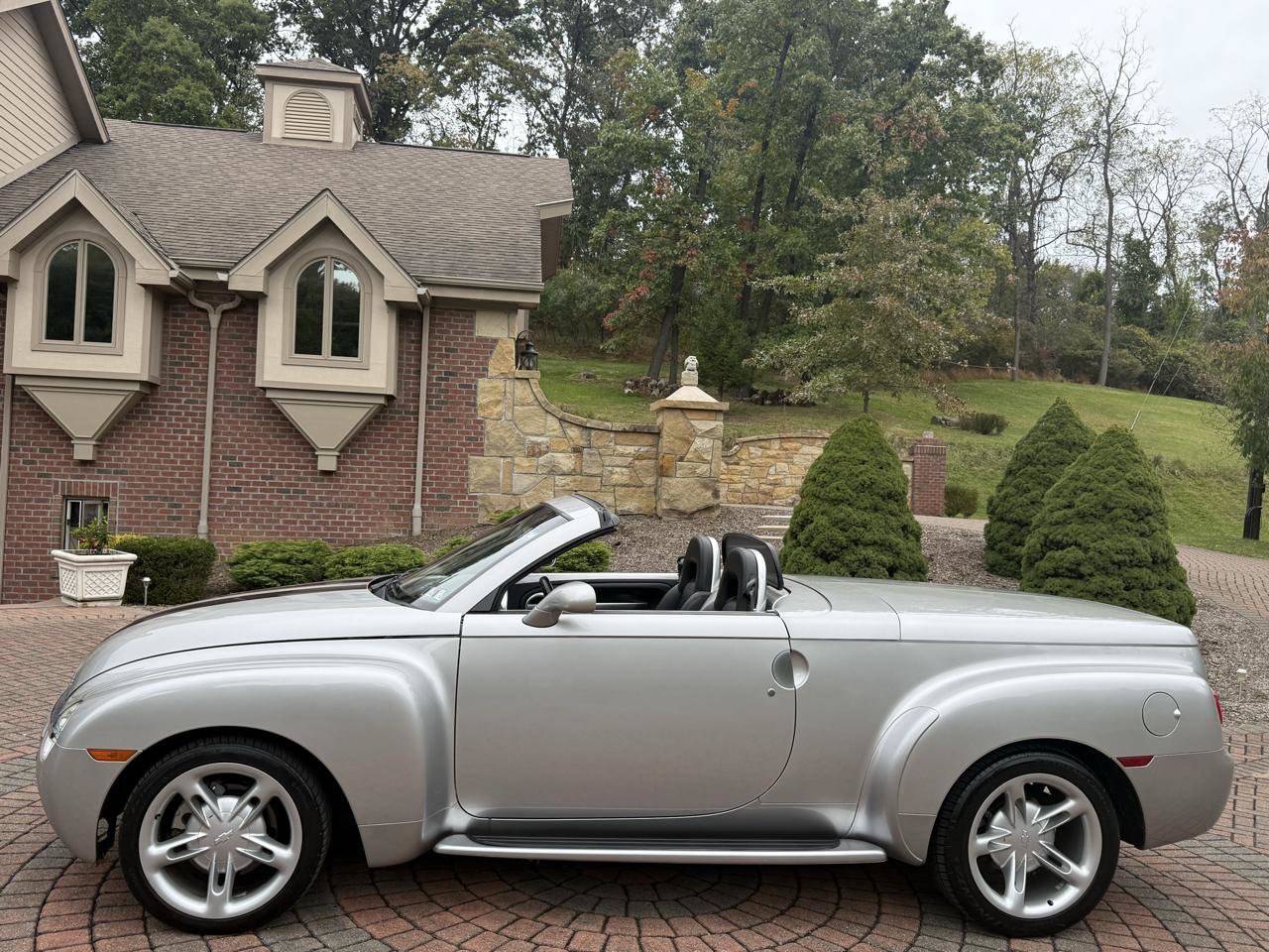 Used 2004 Chevrolet SSR w/ Preferred Equipment Group RWD image 12