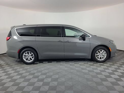 Used 2025 Chrysler Pacifica Select FWD image 2