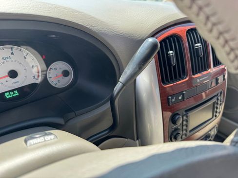 Used 2007 Chrysler Town & Country Touring FWD image 29