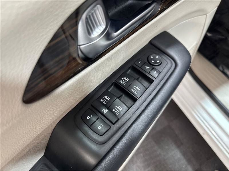 Used 2023 Chrysler Pacifica Limited FWD image 36