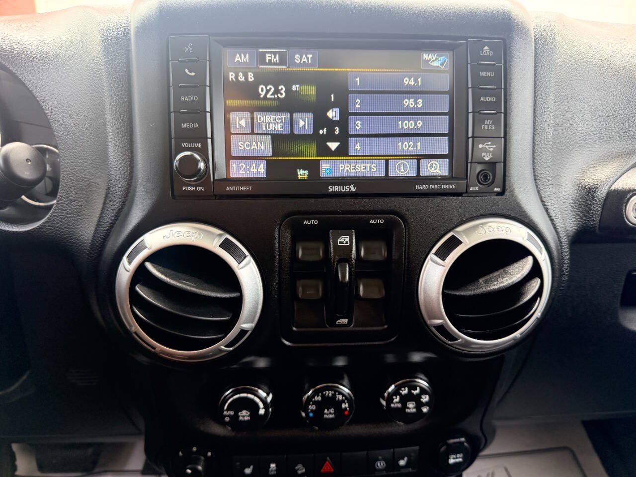 Used 2015 Jeep Wrangler Unlimited Sahara w/ Dual Top Group AWD/4WD image 33