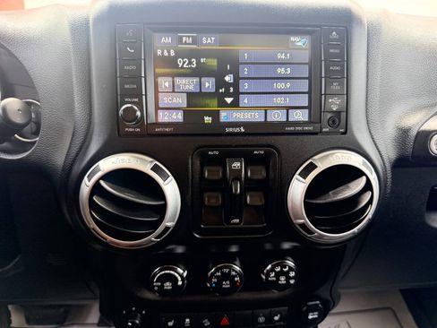 Used 2015 Jeep Wrangler Unlimited Sahara w/ Dual Top Group AWD/4WD image 33