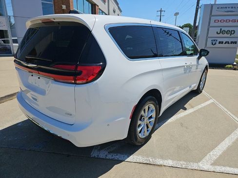Used 2025 Chrysler Pacifica Select w/ Uconnect Theater Family Group AWD/4WD image 14