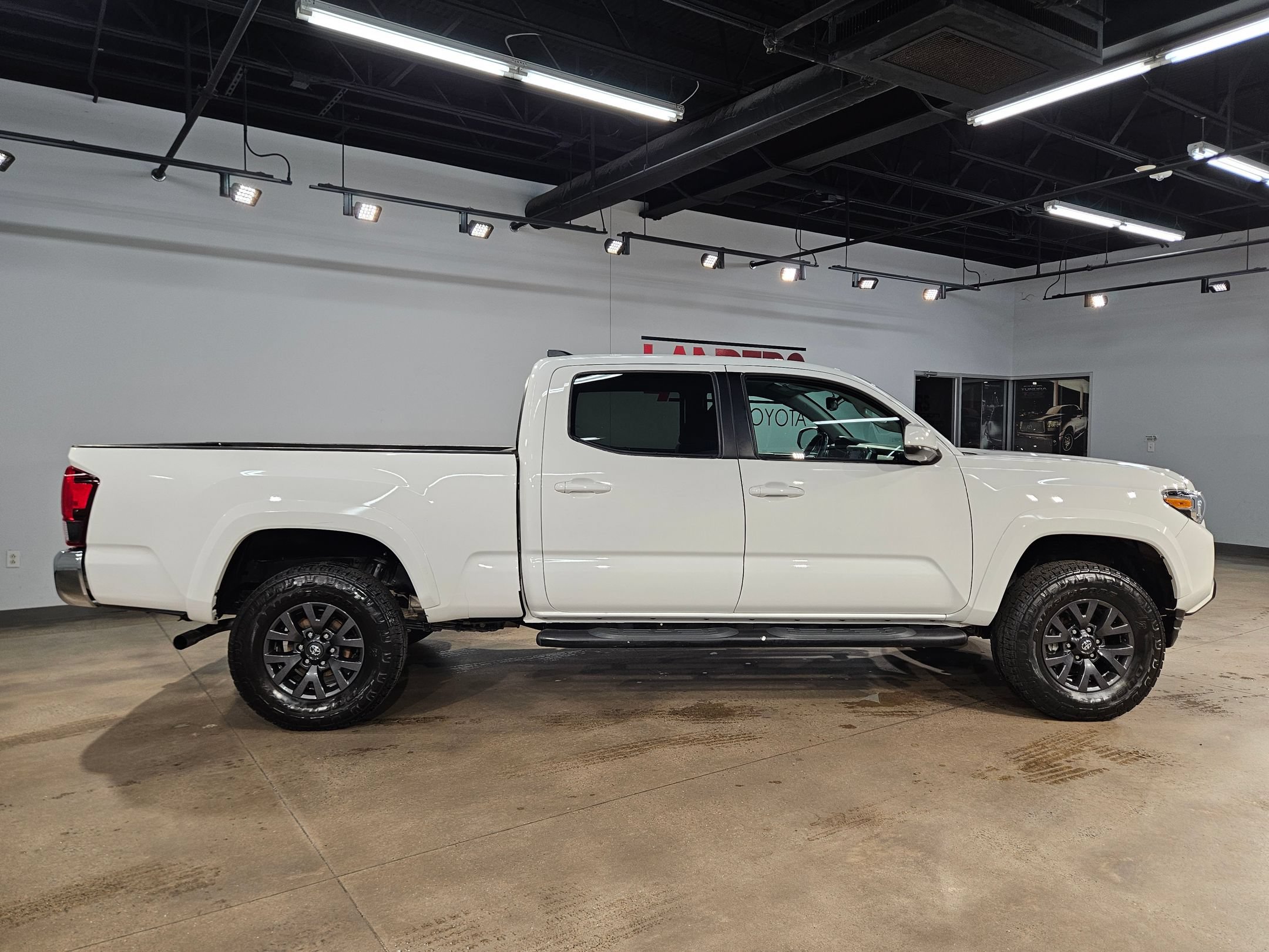 Used 2023 Toyota Tacoma SR5 RWD image 8