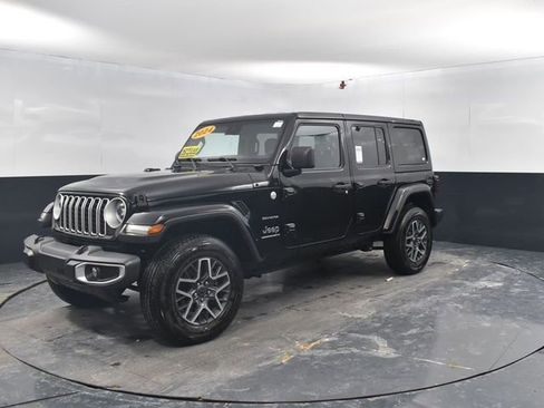 Used 2024 Jeep Wrangler Sahara image 4