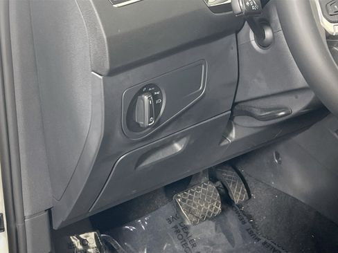 Used 2023 Volkswagen Tiguan SE image 10