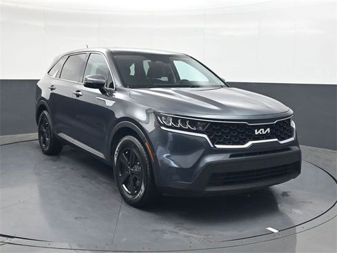 Used 2023 Kia Sorento LX image 2