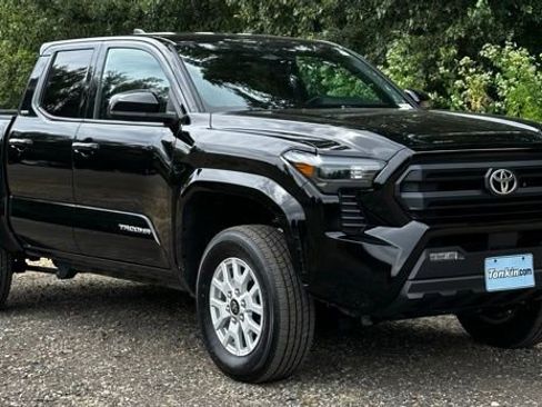 Used 2025 Toyota Tacoma SR5 AWD/4WD image 2