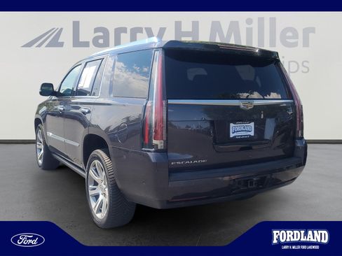 Used 2017 Cadillac Escalade Premium Luxury AWD/4WD image 3