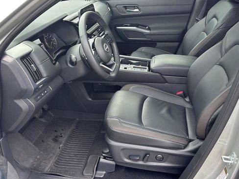 Used 2025 Nissan Pathfinder SL w/ SL Premium Package FWD image 13