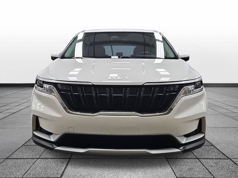 Used 2024 Kia Carnival LX image 2