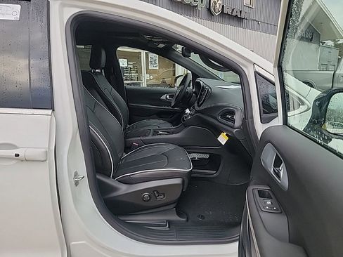 New 2026 Chrysler Pacifica Limited w/ Uconnect Theater Family Group image 10