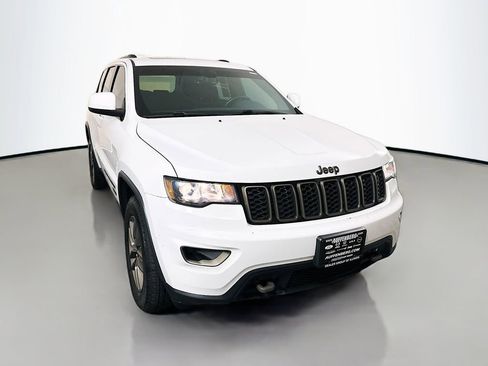 Used 2017 Jeep Grand Cherokee Laredo image 1