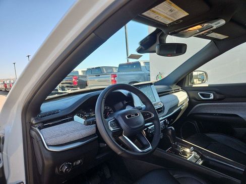 Used 2025 Jeep Compass Latitude AWD/4WD image 10