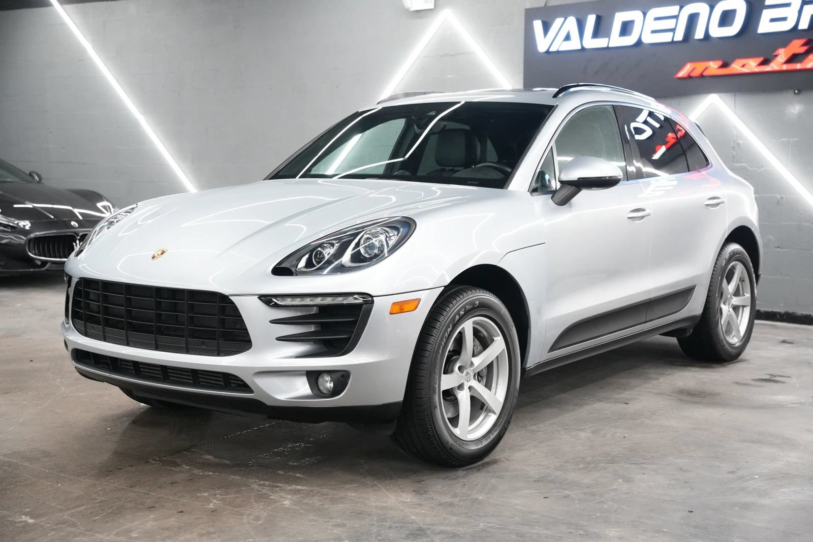 Used 2018 Porsche Macan Sport Edition AWD/4WD image 9