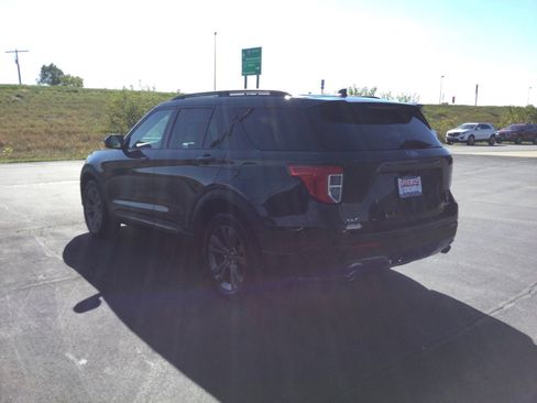Used 2022 Ford Explorer XLT w/ Equipment Group 202A image 9