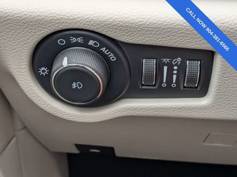 Used 2024 Chrysler Pacifica Touring-L FWD image 27