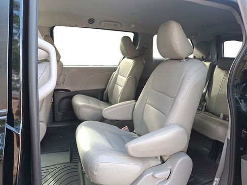 Used 2020 Toyota Sienna L image 10