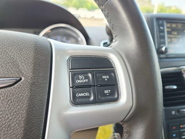 Used 2015 Chrysler Town & Country Touring FWD image 20