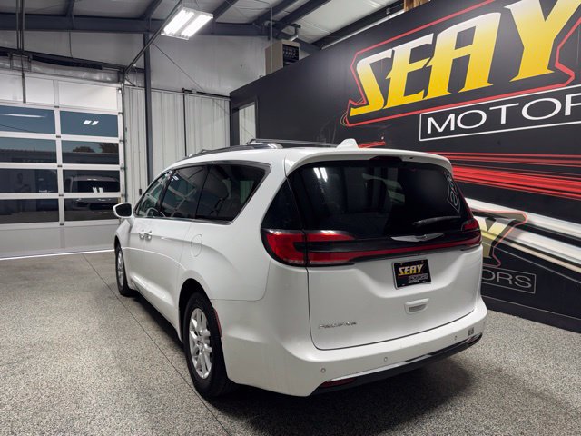 Used 2021 Chrysler Pacifica Touring-L FWD image 14