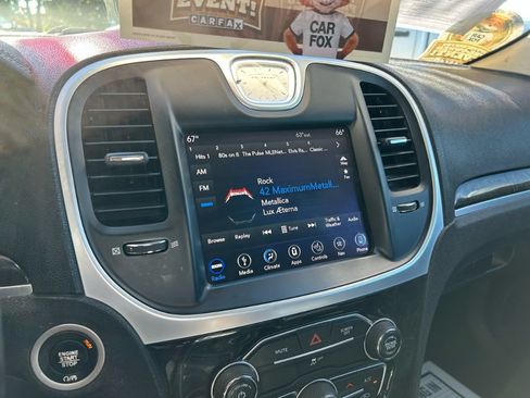 Used 2019 Chrysler 300 Limited RWD image 11