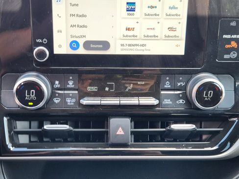 Used 2024 Toyota Highlander LE AWD/4WD image 22
