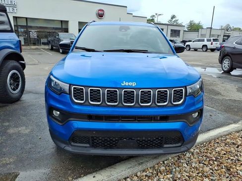 Used 2024 Jeep Compass Latitude image 2