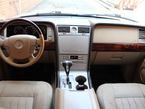 Used 2006 Lincoln Navigator Luxury RWD image 19