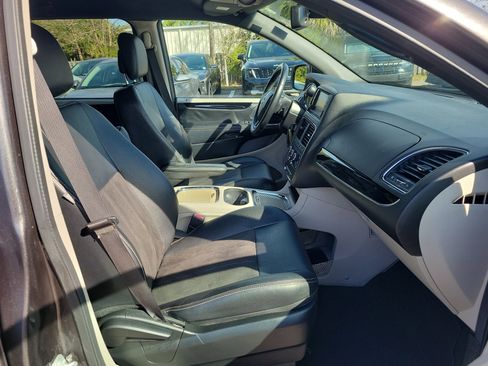 Used 2019 Dodge Grand Caravan SXT image 7