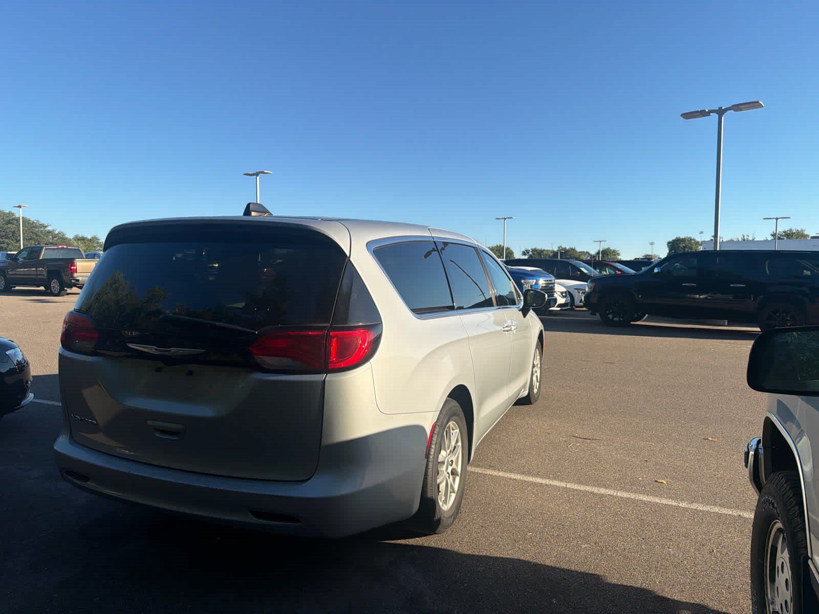 Used 2023 Chrysler Voyager LX FWD image 4
