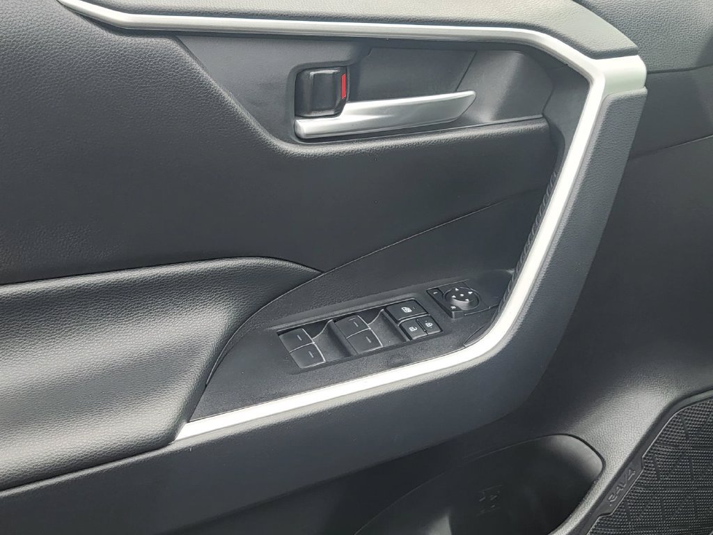 Used 2025 Toyota RAV4 XLE AWD/4WD image 12