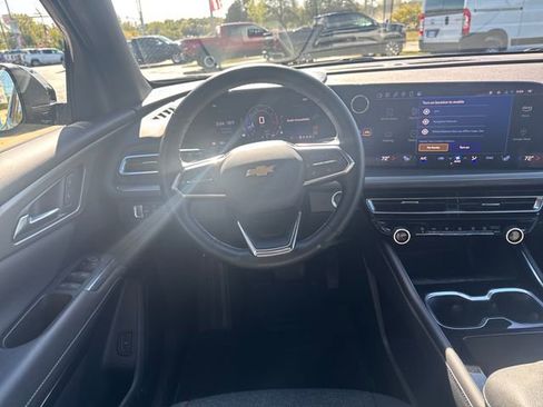 Certified 2025 Chevrolet Traverse LT image 2