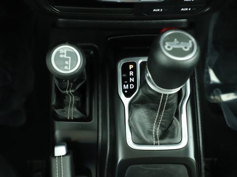 Used 2018 Jeep Wrangler Unlimited Sahara image 19