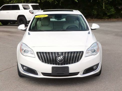 Used 2016 Buick Regal image 2