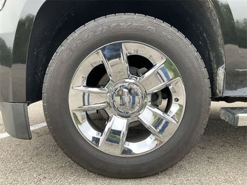 Used 2017 Chevrolet Suburban LT w/ LT Signature Package image 11