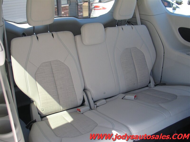 Used 2017 Chrysler Pacifica Touring Plus FWD image 31
