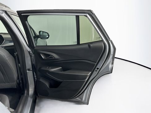 Used 2025 Chevrolet Trax LT w/ LT Convenience Package image 27