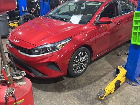 Used 2022 Kia Forte LXS FWD image 2