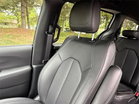 New 2026 Chrysler Pacifica Select image 25