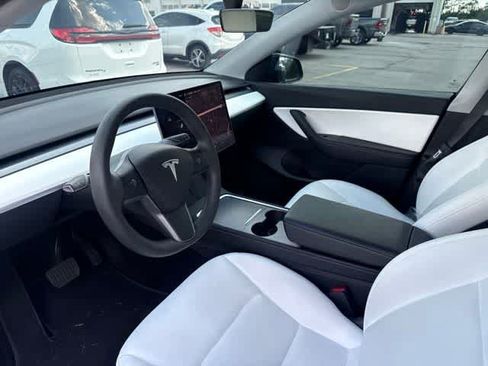Used 2021 Tesla Model Y Long Range AWD/4WD image 11