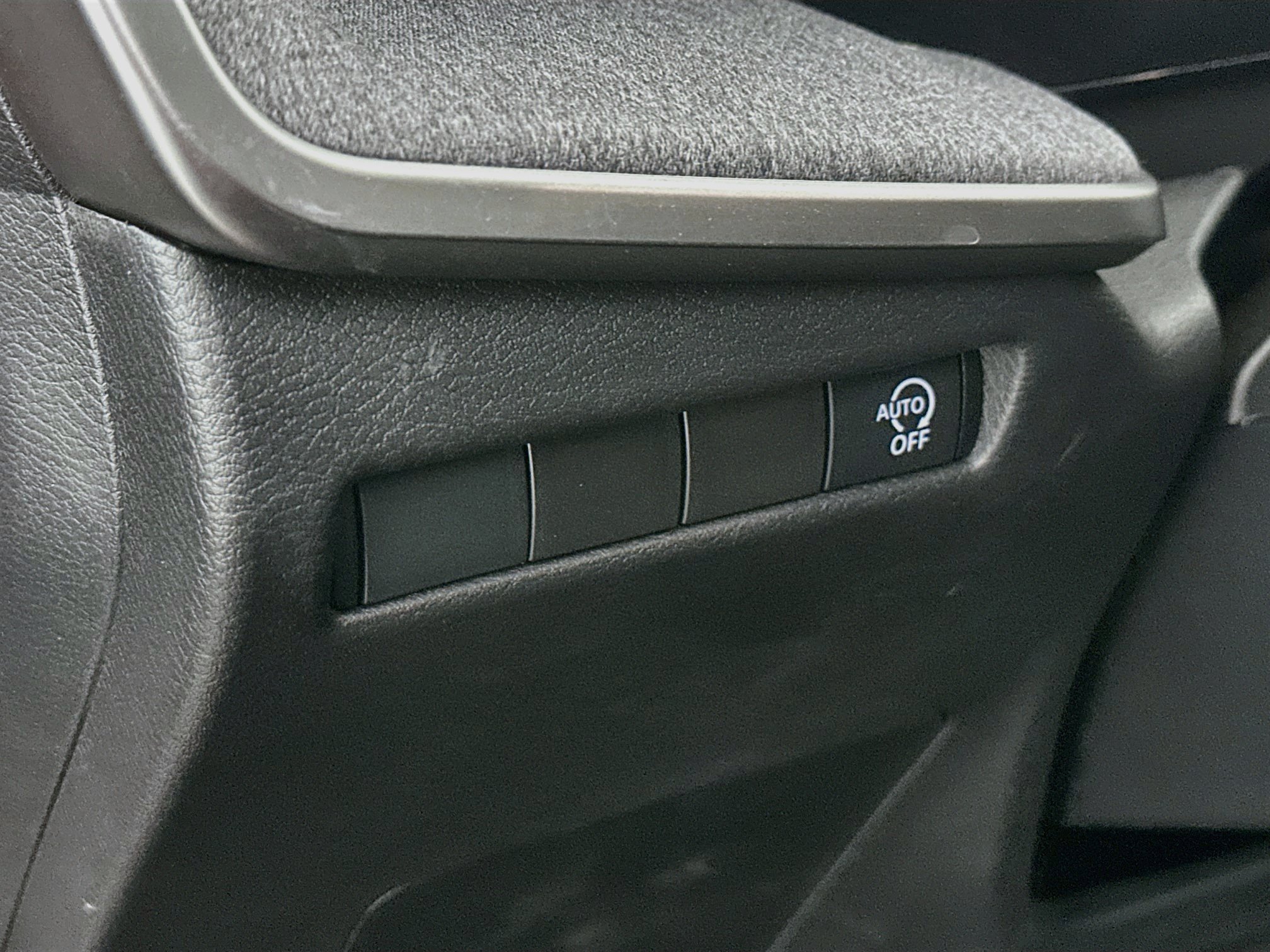 Used 2025 Nissan Kicks SV FWD image 17
