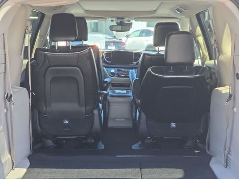 Used 2023 Chrysler Pacifica Limited FWD image 9