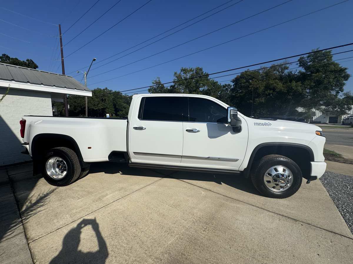 Used 2025 Chevrolet Silverado 3500 High Country w/ High Country Premium Package AWD/4WD image 6