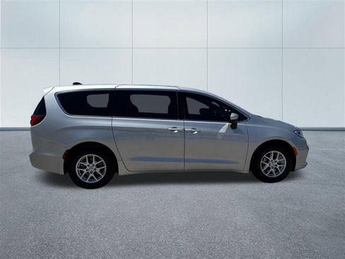 Used 2023 Chrysler Pacifica Touring-L FWD image 6