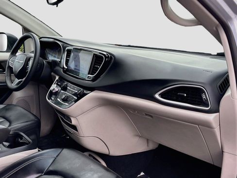 Used 2023 Chrysler Pacifica Touring-L FWD image 29