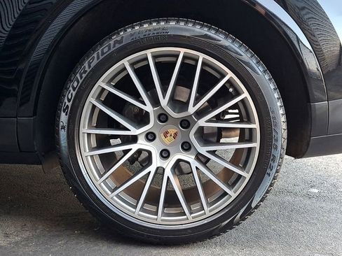 Certified 2023 Porsche Cayenne Platinum Edition image 14