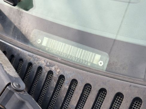 Used 2004 Chevrolet Tahoe LS image 8