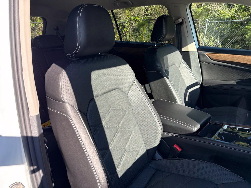 Used 2025 Volkswagen Atlas SE FWD image 40
