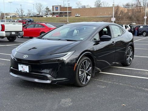 Used 2025 Toyota Prius XLE image 10