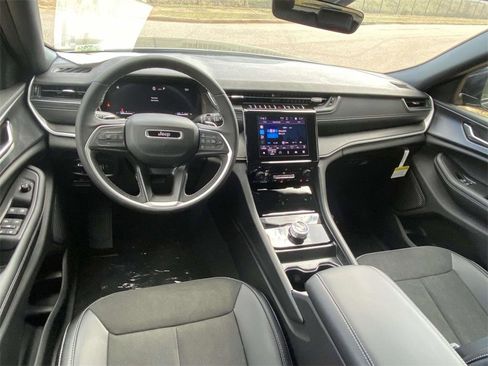 New 2025 Jeep Grand Cherokee Altitude image 10